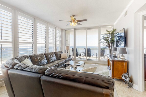 TV, DVD player, offices - Beachfront condo with pool, hot tub, balcony, fitness room & amazing corner view (Gulf Shores)