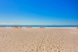 On the beach - Gulf-front 3rd-floor condo with outdoor pool, central AC, & balcony (Gulf Shores)