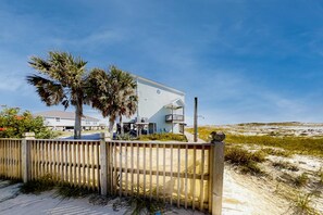 Property grounds - Steps from the Beach Gulf-Front Home w Balconies, Gulf Views, AC & WiFi (Gulf Shores)