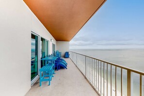 Terrace/patio - Beachfront 14th-floor condo with balcony, W/D, pool, hot tub & AC (Gulf Shores)