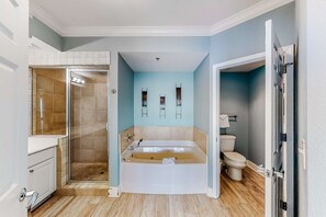 Shower, hair dryer, towels - Beachfront 14th-floor condo with balcony, W/D, pool, hot tub & AC (Gulf Shores)
