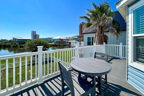 Outdoor dining - Waterview getaway with Private Pier, Balcony and Kayaks (Gulf Shores)