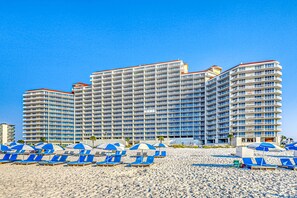 On the beach - Bright beachfront condo w/ private balcony, zero-entry pool, gym, & hot tub (Gulf Shores)