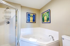 Shower, towels - Beachfront Condo w/ Great Gulf View, Balcony & Shared Pools/Hot Tubs/Sauna/Gym (Gulf Shores)