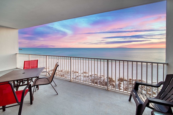 Property grounds - Gulf-Front Condo on the White Sand Beach w/ Shared Pools, Hot Tubs, Sauna & Gym (Gulf Shores)
