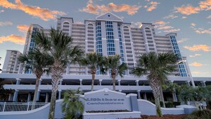 Un hotel de varios pisos con un letrero llamativo que dice 'Liighthouse Condominiums'.
