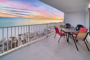 Outdoor dining - Gulf-Front Condo on the White Sand Beach w/ Shared Pools, Hot Tubs, Sauna & Gym (Gulf Shores)