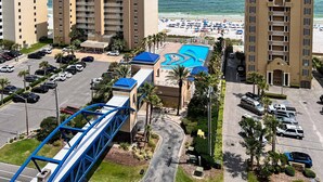 Ein Hotel mit Schwimmbad, Parkplatz und Blick auf den Strand.