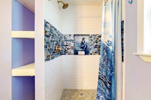 Shower, hair dryer, towels - Dog-friendly duplex with a full kitchen, furnished deck, beach gear, & AC (Gulf Shores)