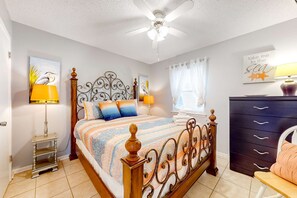 2 bedrooms, iron/ironing board, WiFi, bed sheets - Dog-friendly duplex with a full kitchen, furnished deck, beach gear, & AC (Gulf Shores)