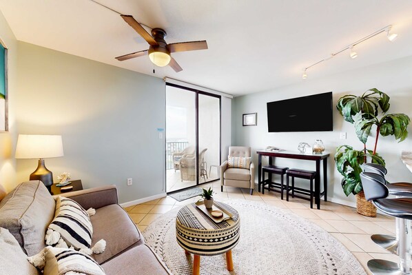 TV - 505A - Waterview condo w/ open layout, W/D, & AC - hot tub, pool, & tennis court (Gulf Shores)