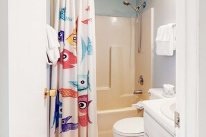 Shower, hair dryer, towels - Beachfront condo with outdoor pool, beach views, washer/dryer, beach access (Gulf Shores)