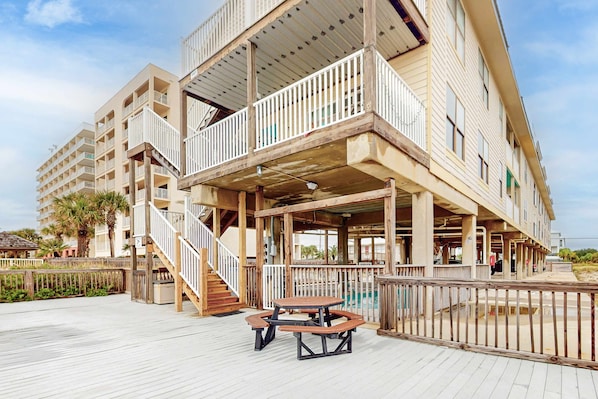Outdoor dining - Beachfront condo with outdoor pool, beach views, washer/dryer, beach access (Gulf Shores)
