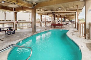 Pool - Beachfront condo with outdoor pool, beach views, washer/dryer, beach access (Gulf Shores)