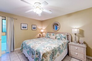 3 bedrooms, iron/ironing board, travel cot, Internet - Beachfront retreat with outdoor pool, gulf views, & W/D - perfect for long stays (Gulf Shores)