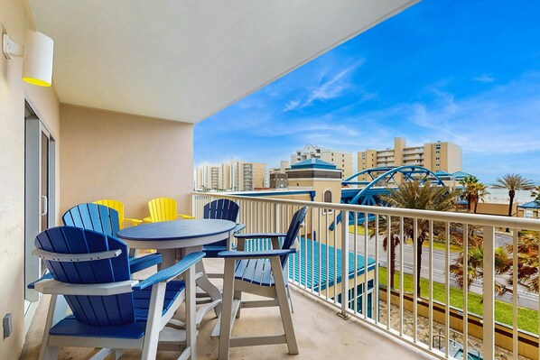 Outdoor dining - Gulf view condo with 2 pools, lazy river, hot tub, sauna, gym & beach access (Gulf Shores)
