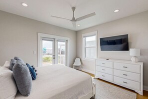 6 bedrooms, travel cot, WiFi, bed sheets - Sprawling retreat with an enclosed pool, large balcony, outdoor shower, & W&D (Gulf Shores)