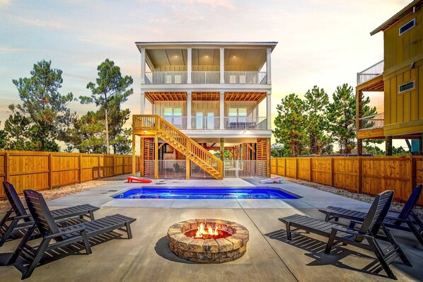 Terrace/patio - Sprawling retreat with an enclosed pool, large balcony, outdoor shower, & W&D (Gulf Shores)