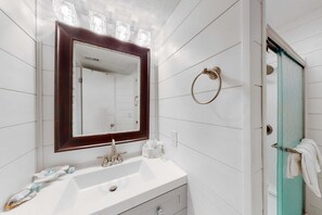 Shower, towels - Renovated condo by the beach with pool access & private balconies (Gulf Shores)