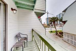 Property grounds - Renovated condo by the beach with pool access & private balconies (Gulf Shores)