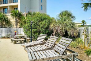 Terrace/patio - Renovated condo by the beach with pool access & private balconies (Gulf Shores)