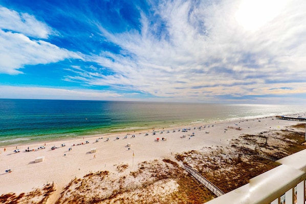 On the beach - Oceanfront condo with sweeping views, washer/dryer, central AC, & access to pool (Gulf Shores)