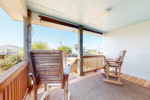 Terrace/patio - Pristine beach home with gulf view, covered patio, and AC (Gulf Shores)