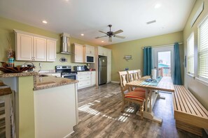 Fridge, microwave, oven, stovetop - Pristine beach home with gulf view, covered patio, and AC (Gulf Shores)