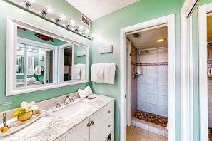 Shower, hair dryer, towels - Beachfront condo with Gulf views, pools, hot tubs, tennis courts, gym, AC, & W&D (Gulf Shores)