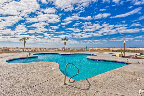 Pool - Beachfront condo with Gulf views, pools, hot tubs, tennis courts, gym, AC, & W&D (Gulf Shores)