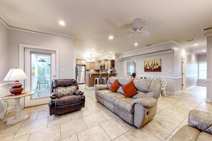 TV, offices - Spacious home with WiFi, W&D, AC, community pool, fishing pier, & beach access (Gulf Shores)
