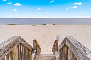 Beach - Spacious home with WiFi, W&D, AC, community pool, fishing pier, & beach access (Gulf Shores)
