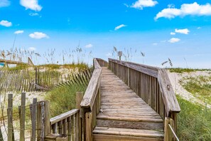 Property grounds - Spacious home with WiFi, W&D, AC, community pool, fishing pier, & beach access (Gulf Shores)