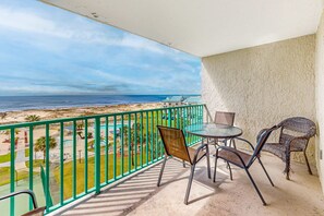 Outdoor dining - Beachfront condo with Gulf views, pools, hot tubs, tennis, & balcony (Gulf Shores)