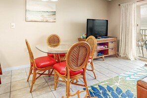 Interior - Beachfront condo with Gulf views, pools, hot tubs, tennis, & balcony (Gulf Shores)