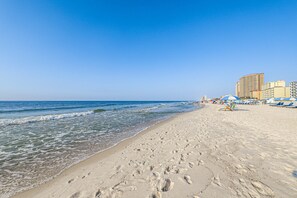 On the beach - Waterfront condo with pool, hot tub, sauna, central AC, washer/dryer, & balcony (Gulf Shores)