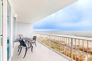 Property grounds - Waterfront condo with pool, hot tub, sauna, central AC, washer/dryer, & balcony (Gulf Shores)