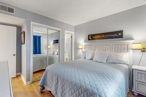 2 bedrooms, iron/ironing board, WiFi, bed sheets - Enchanting oceanfront condo with pool, hot tub, tennis, sauna, & washer/dryer (Gulf Shores)