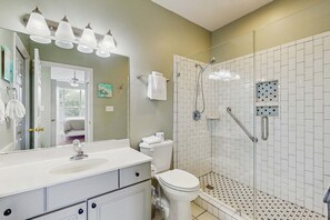 Shower, towels - Spacious condo with water views, private balcony, & on-site pool (Gulf Shores)