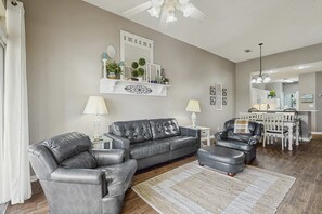 TV, offices - Spacious condo with water views, private balcony, & on-site pool (Gulf Shores)