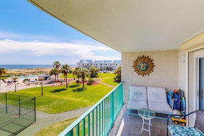Property grounds - Gulf-view condo with 4 pools, hot tubs, beach access, central AC, & washer/dryer (Gulf Shores)