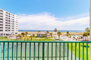 Sports court - Gulf-view condo with 4 pools, hot tubs, beach access, central AC, & washer/dryer (Gulf Shores)