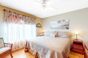 2 bedrooms, WiFi, bed sheets - Stylish coastal escape near the beach with pool, WiFi, full kitchen & central AC (Gulf Shores)