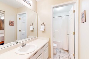 Shower, towels - Stylish coastal escape near the beach with pool, WiFi, full kitchen & central AC (Gulf Shores)