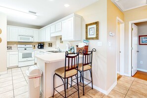 Fridge, microwave, oven, stovetop - Stylish coastal escape near the beach with pool, WiFi, full kitchen & central AC (Gulf Shores)