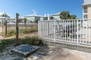 Terrace/patio - Stylish coastal escape near the beach with pool, WiFi, full kitchen & central AC (Gulf Shores)