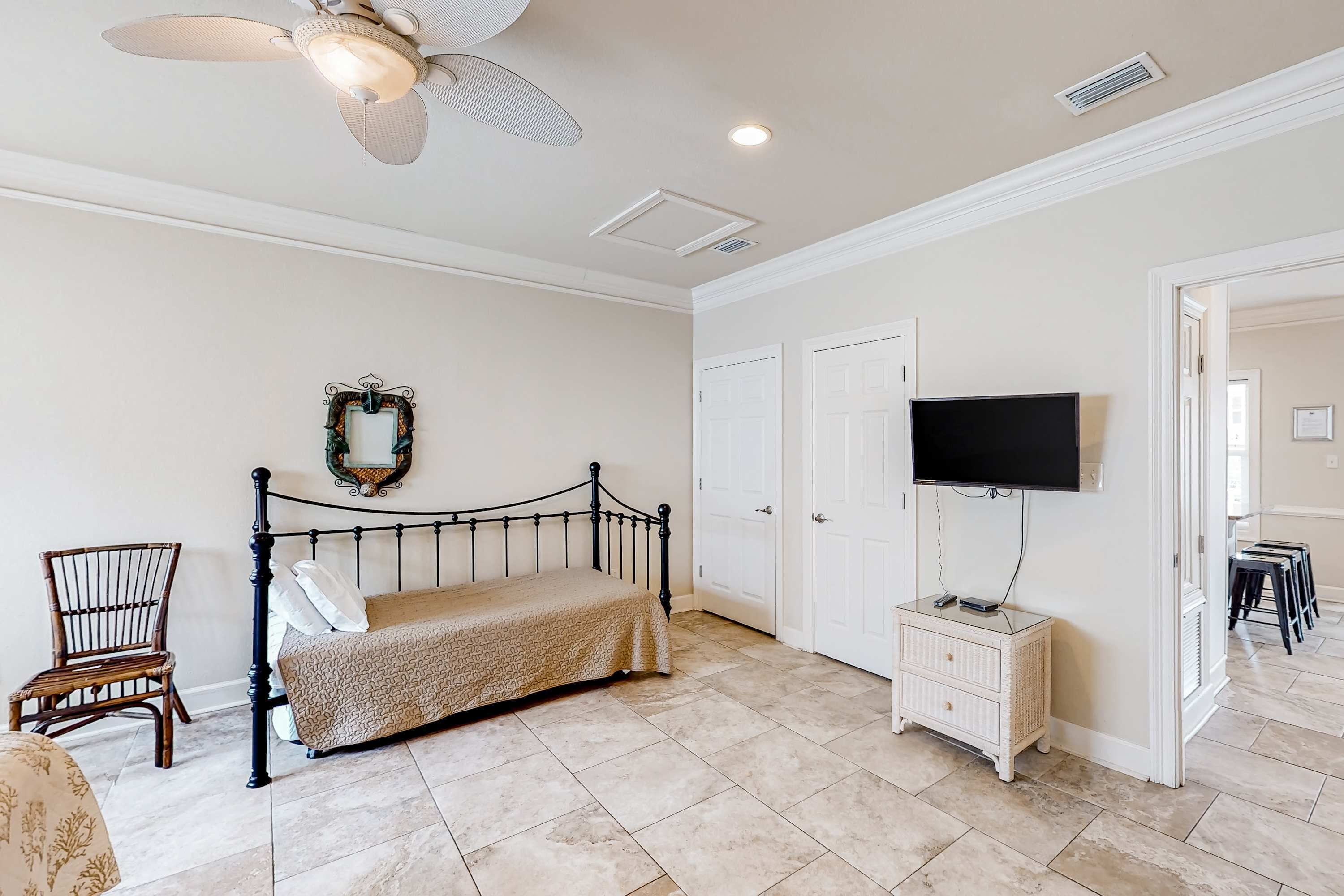 5 bedrooms, iron/ironing board, WiFi, bed sheets