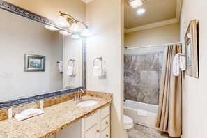 Shower, hair dryer, towels - Wonderful home near the gulf with shared pool, fishing pier, easy beach access (Gulf Shores)