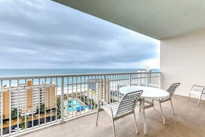 Outdoor dining - Corner condo with Gulf lagoon views, beach access & pools lazy river (Gulf Shores)