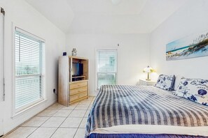 2 bedrooms, WiFi, bed sheets - Dog-Friendly Gulfside Home with Private w/d, ac, WiFi, Balcony, Deck (Gulf Shores)